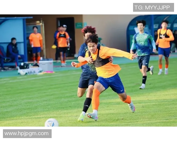 足球明星双手碰拳展现团结精神激励年轻球员追逐梦想