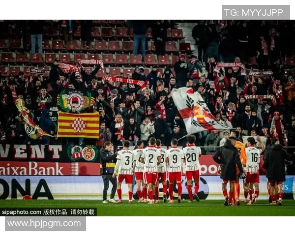 足球明星进球后化身射手展现精准射箭技艺引发球迷热议